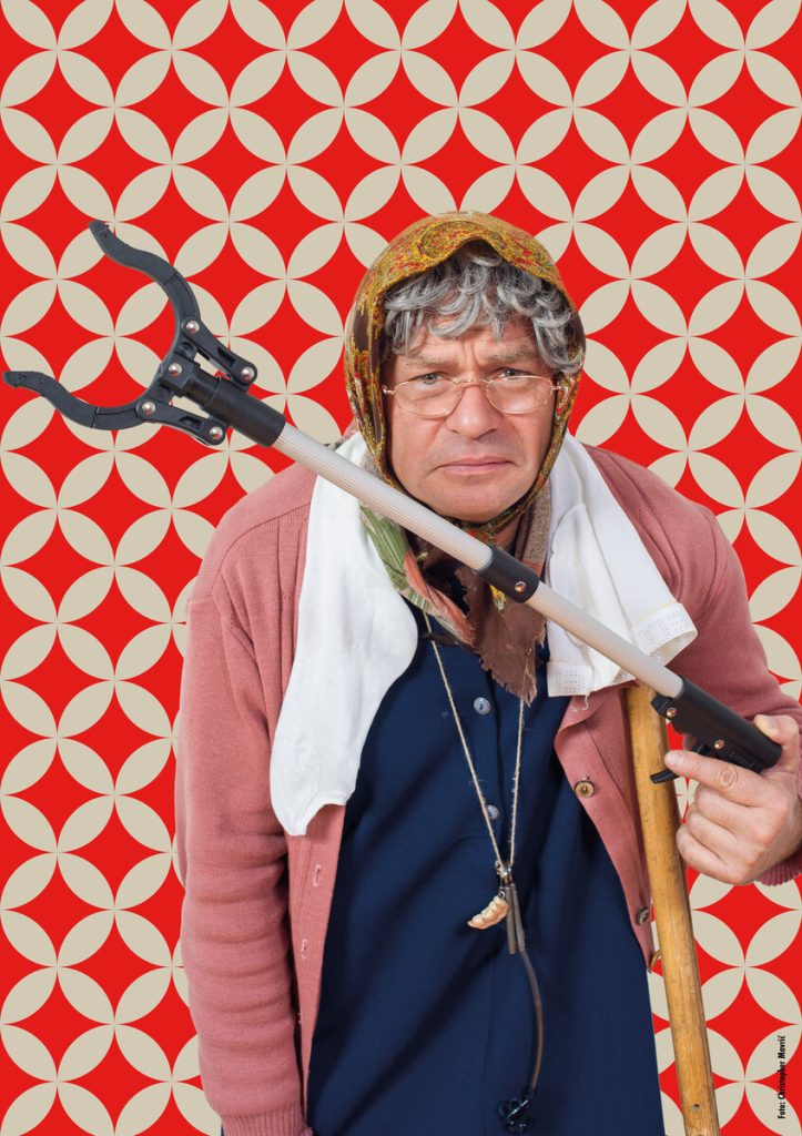 Markus Hirtler verkleidet als Ermi Oma mit Kopftuch und Brille.